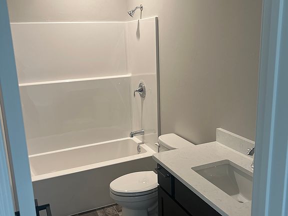 5th image of 627 Joyce St