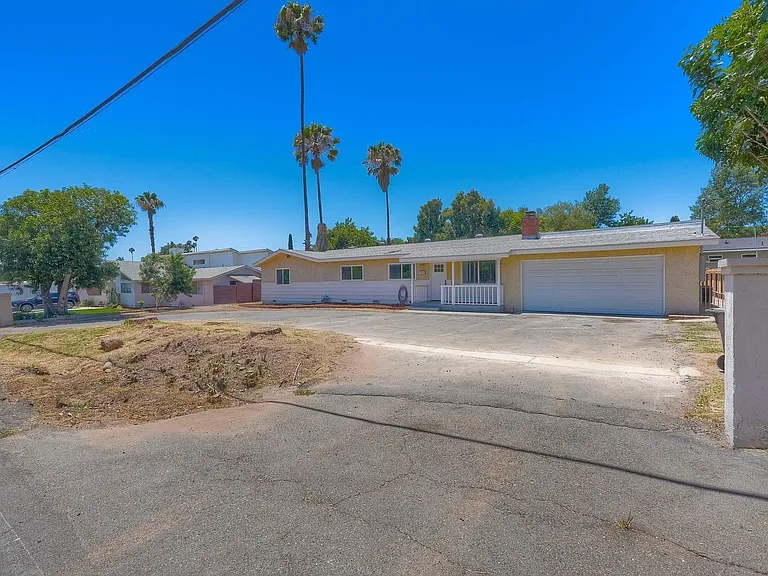 1921 Felicita Rd — Photo 1