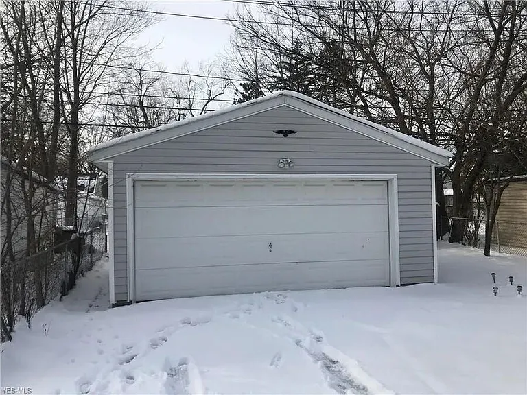 1492 Maplegrove Rd — Photo 8