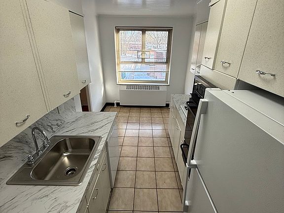4th image of 188-15 71st Cres #3C