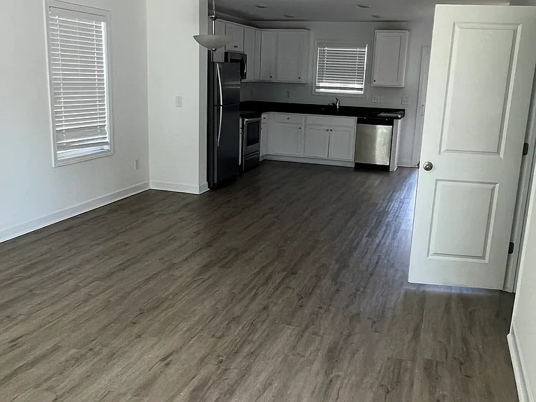 520 Rogers Lake Rd E — Photo 2