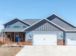 785 Pheasant Run Ave, Dickinson, ND 58601