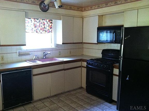 3rd image of 10 Chamberlin Ln