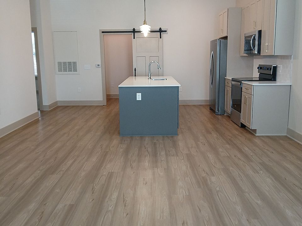 New Kitchen fully equipped all new appliances, Dishwasher, Microwave. Oven and Refrigerator