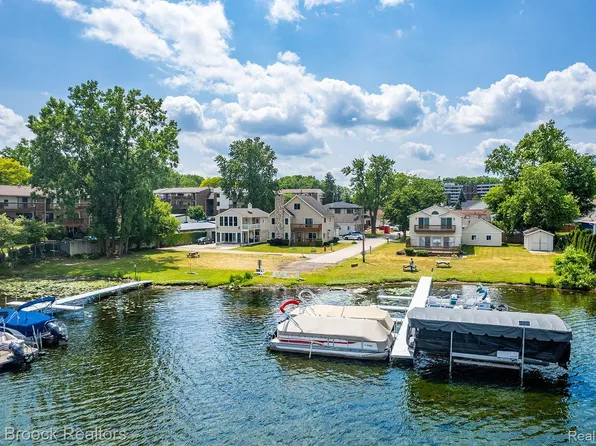 148 Coalmont St, Walled Lake, MI 48390