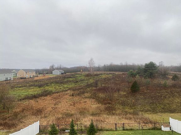4th image of 879 Green Meadows Dr
