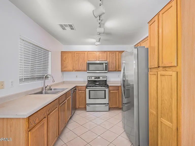 1525 W Burgess Ln — Photo 10