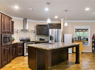 251 Commanche Dr, Smithville, TX 78957