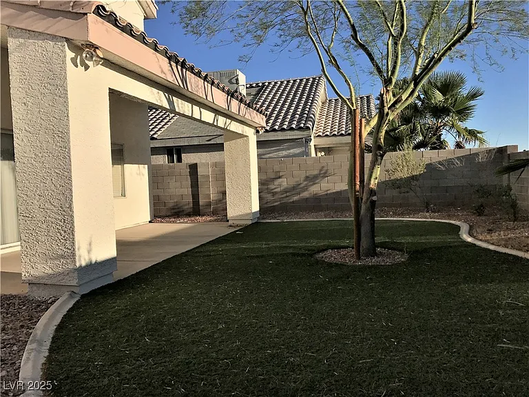 5423 Dancing Bear Dr — Photo 18