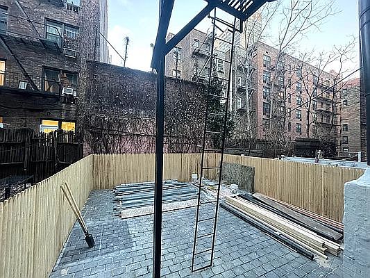 4th image of 427 E 80th St #1E