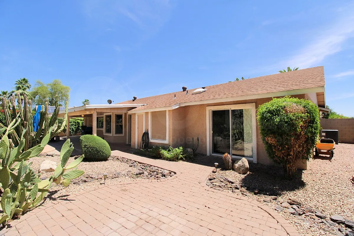 3 bed, 3.0 bath, 2068 sqft, $3,349 — Photo 3