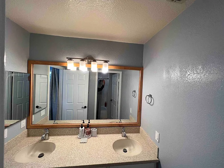 700 E 17th Ave — Photo 3