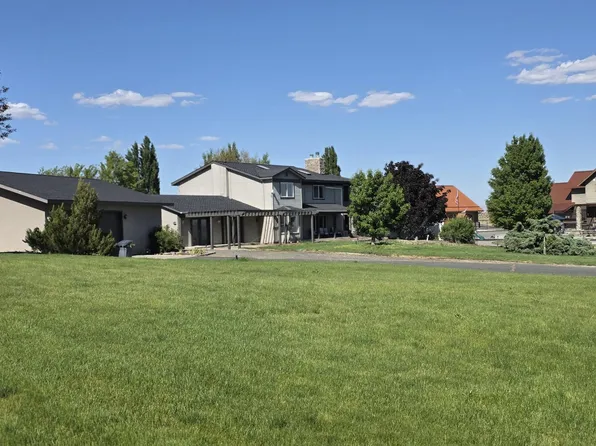 8601 Scenic Dr, Yakima, WA 98908