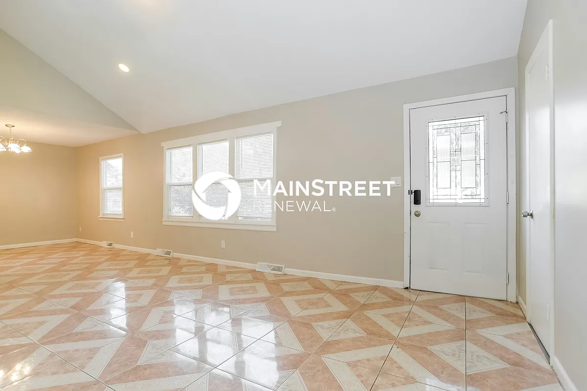 Living Room - 2702 S Glenwood Ave