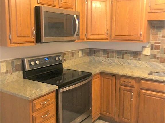 3rd image of 33 Oaks Pl