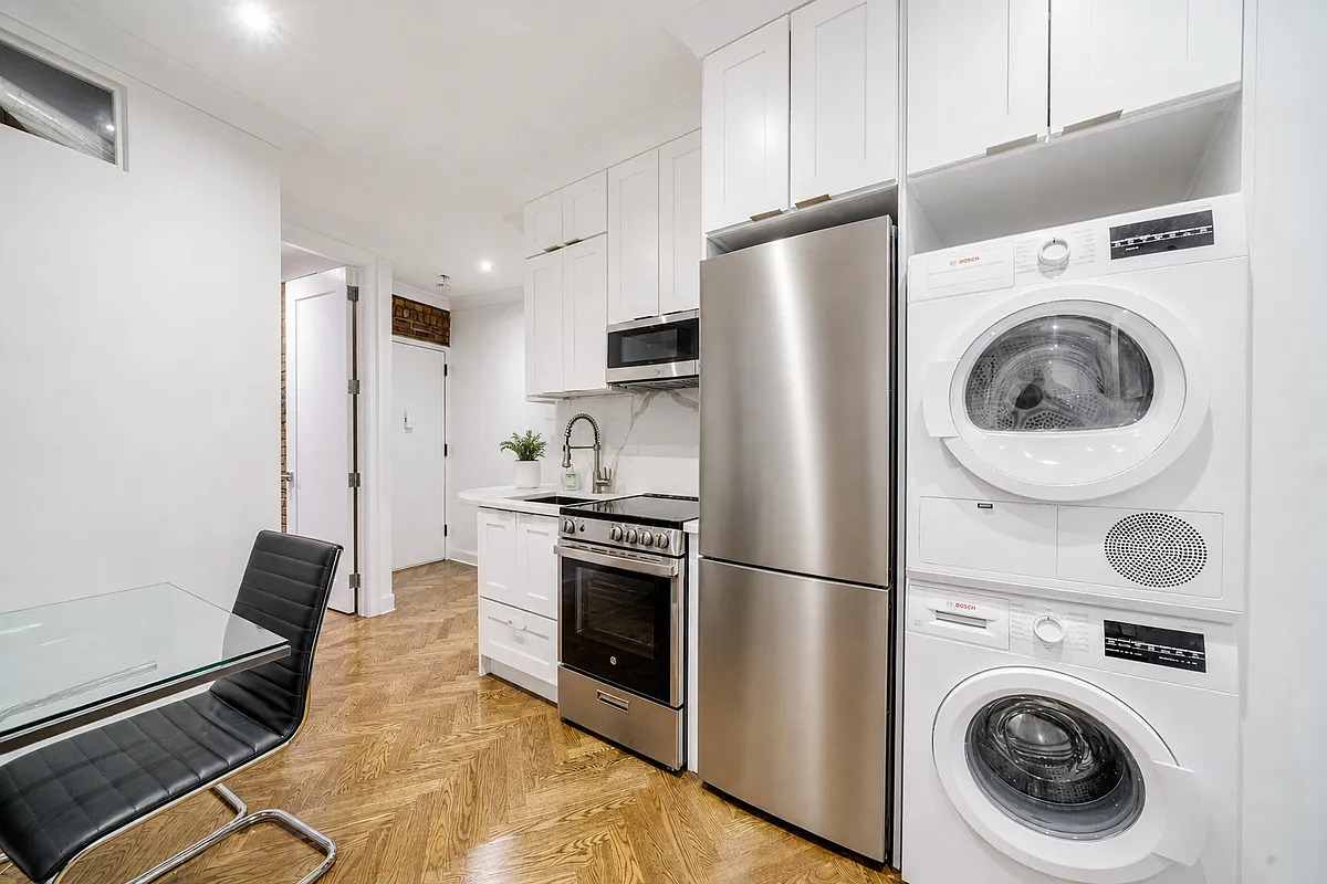 Building Photo - 162 W 13th St #2R
