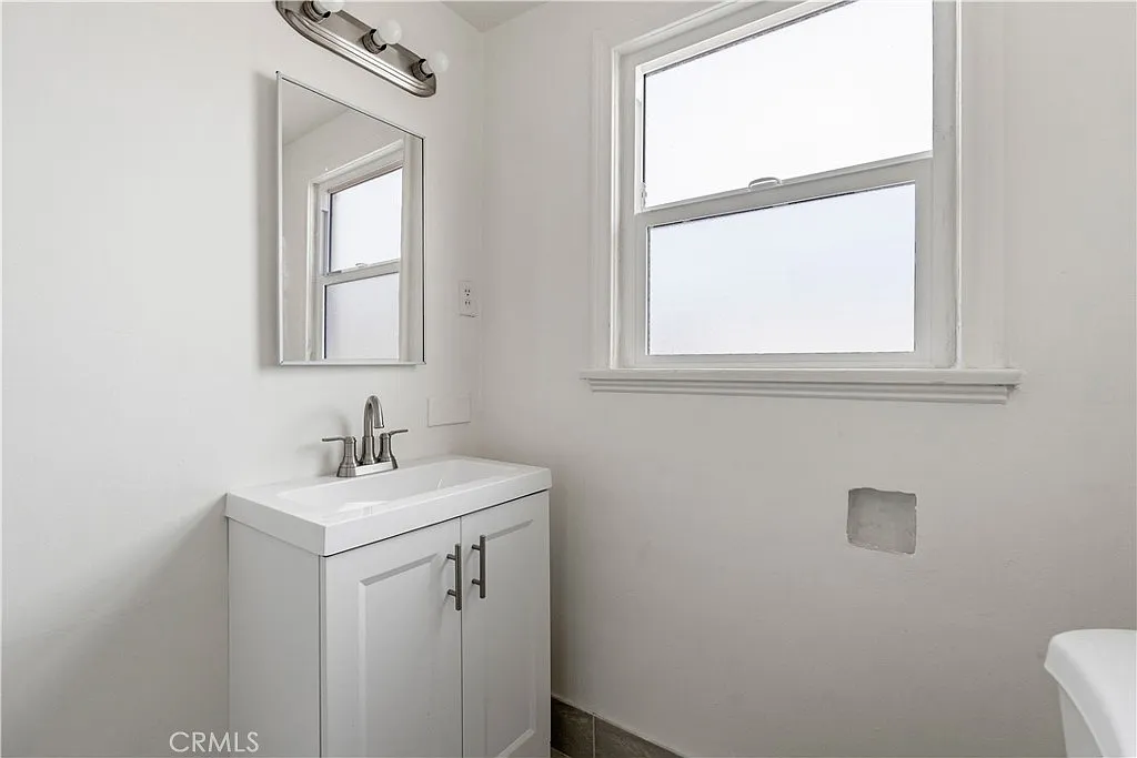 Building Photo - 266 W 9th St #266