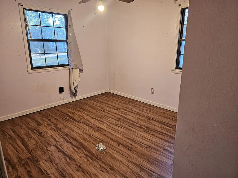 4695 Geneva Dr — Photo 3