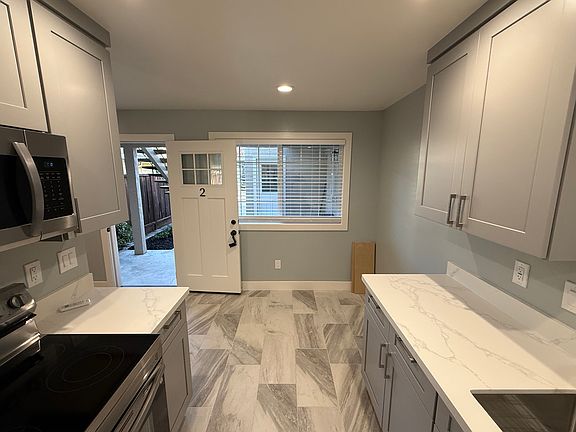 2nd image of 956 Castlewood Dr #2