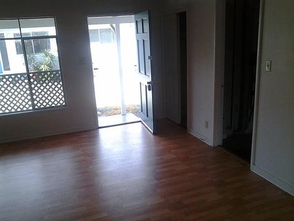 3rd image of 921 Rose Ave