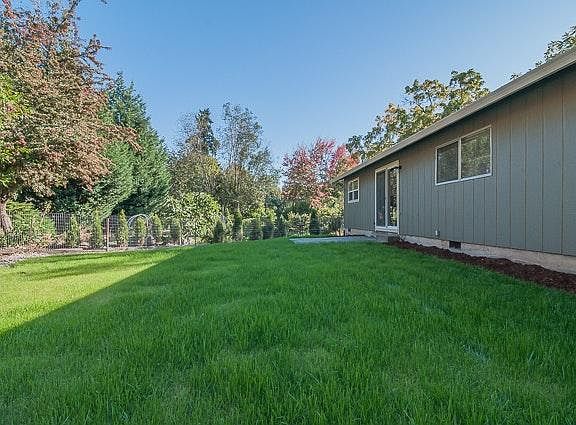 Large backyard. NOT FENCED