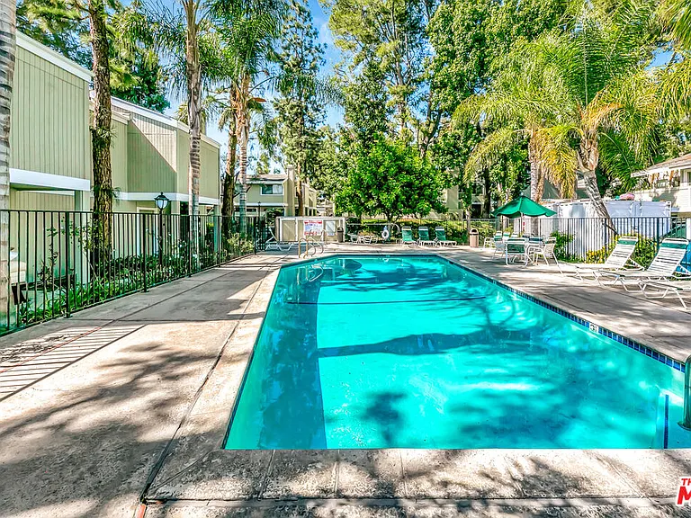 22135 Burbank Blvd #4 — Photo 40
