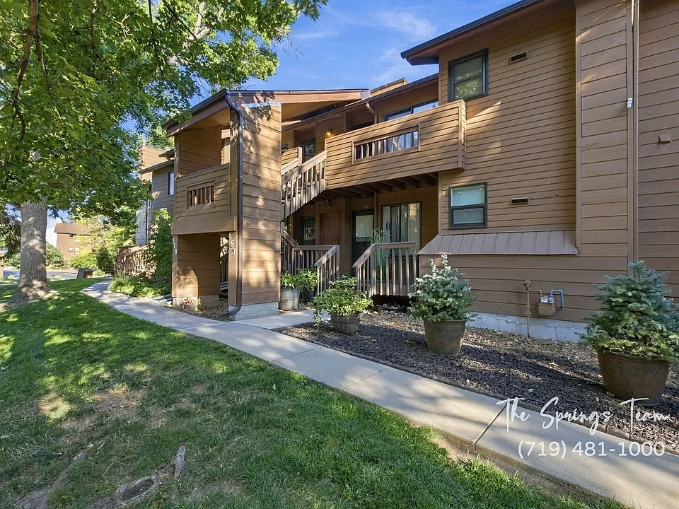 971 Moorings Dr