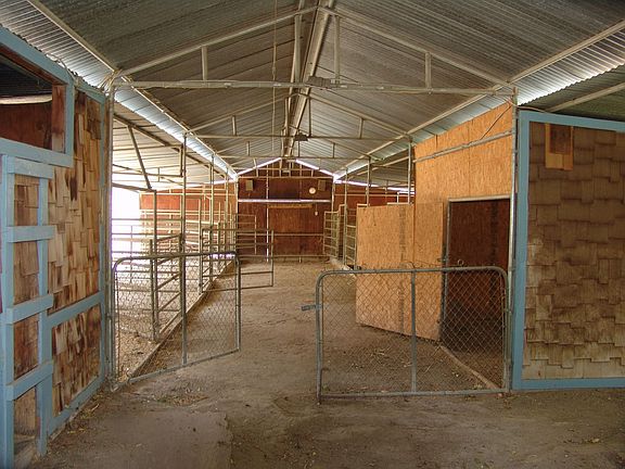 8 Stall barn