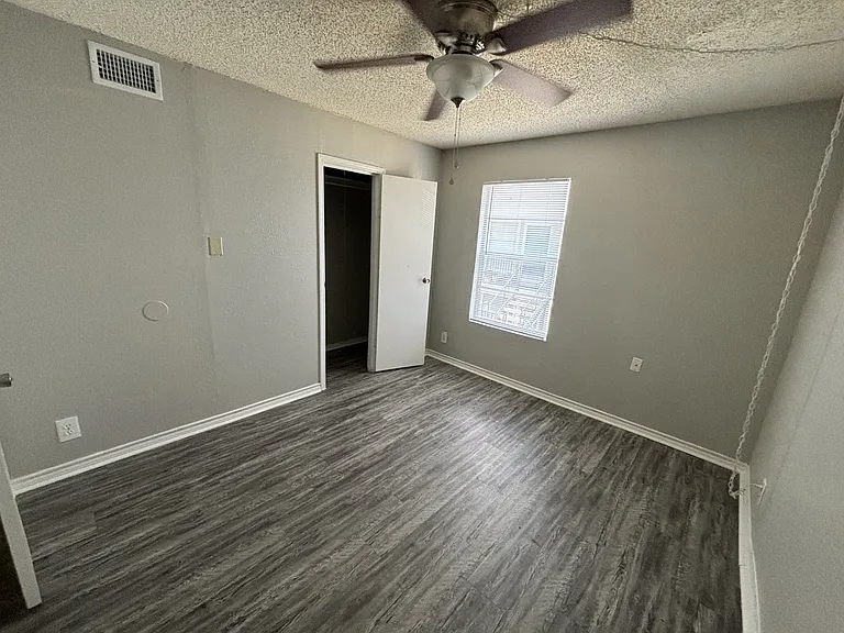 Edinburg Place Apartments — Photo 25