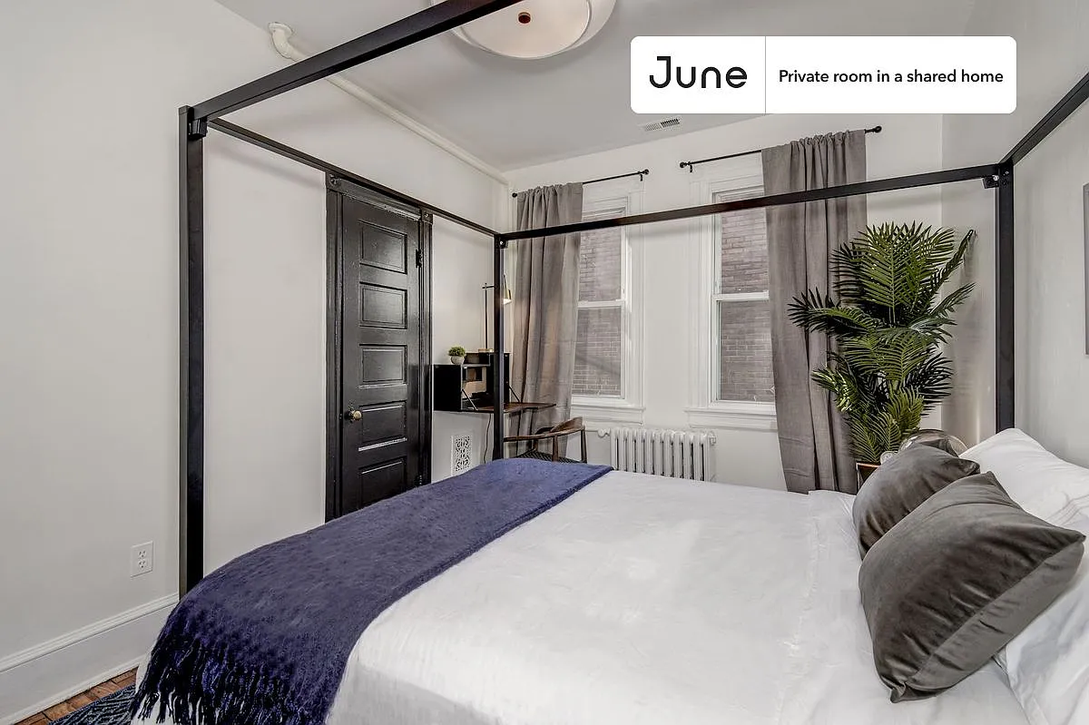 Queen bedroom in 3 bed/2 bath home in Capitol Hill #179 2B — Photo 2