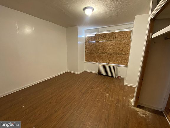 3rd image of 913 E Schiller St