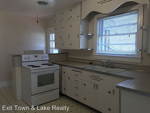 3rd image of 206 College St