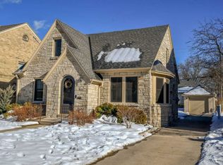 2426 N 89th St, Wauwatosa, WI 53226