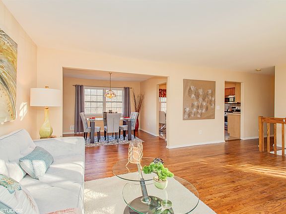 3rd image of 1605 Melville St