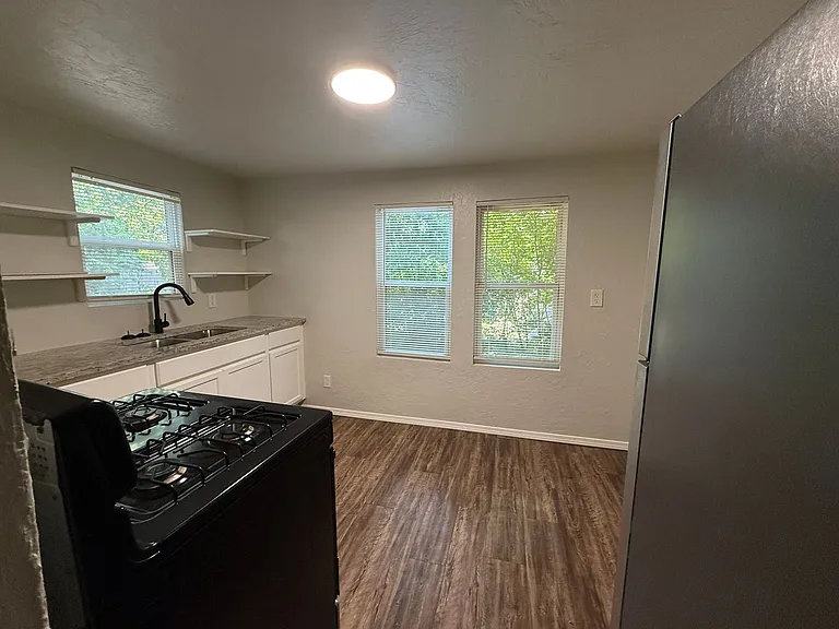 1612 N Villa Ave — Photo 2