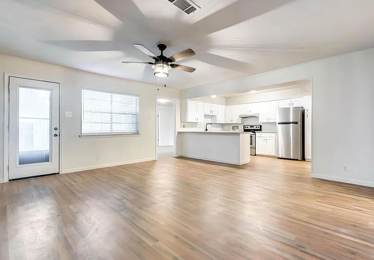 524 N Woods St — Photo 8
