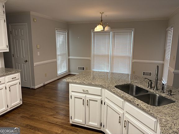 4th image of 978 SW Mill Bend Dr