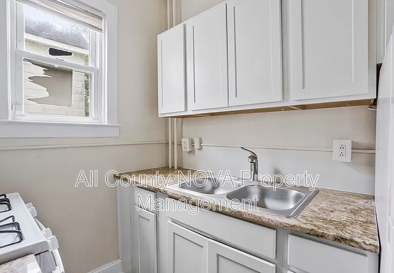 305 9th St #2 — Photo 12