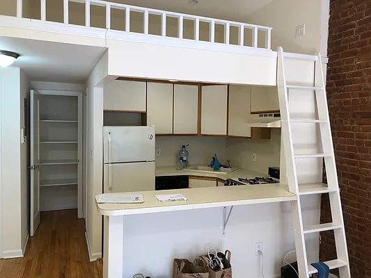 Rented by One New York Realty Inc | media 21