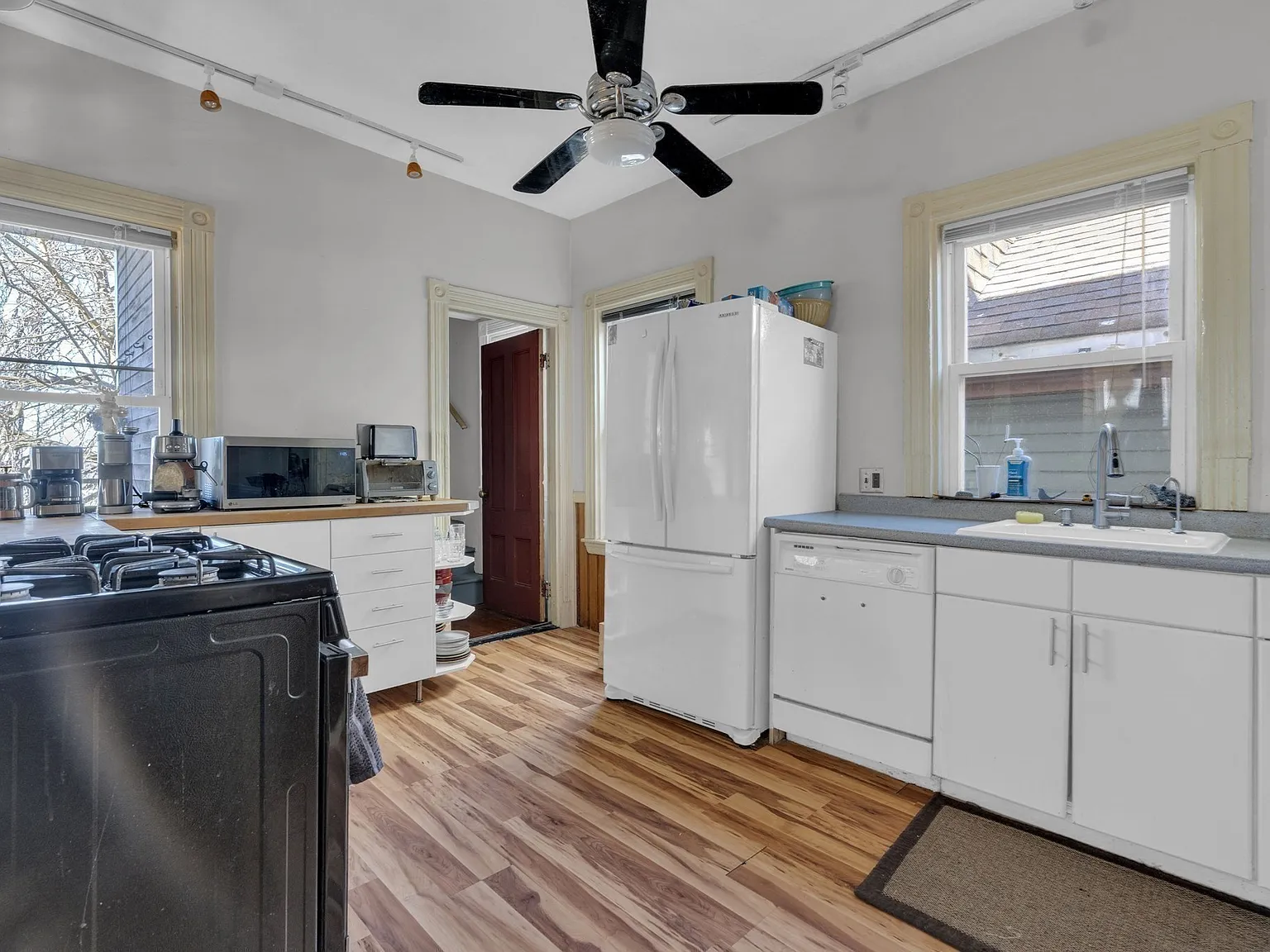 6 bed, 1800 sqft, $9,000 — Photo 2