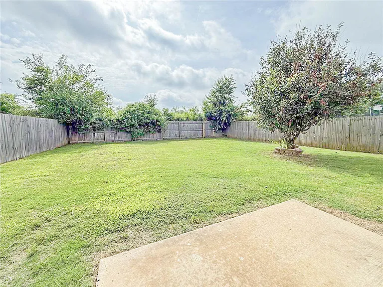 213 Foxglove St — Photo 11