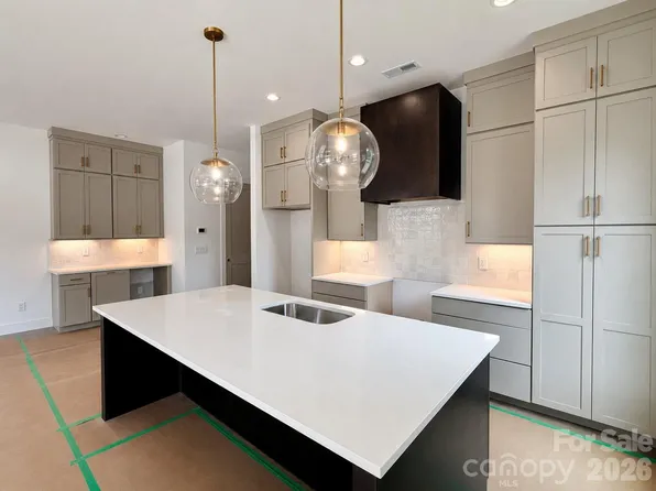3926 Sarah Dr, Charlotte, NC 28217