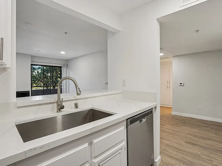 315 Virgil — Photo 31