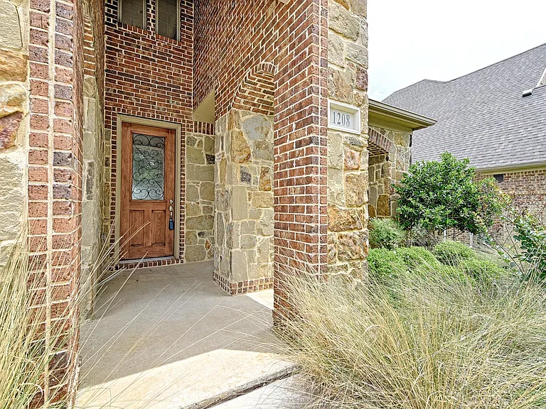 1208 Uplands Dr — Photo 3