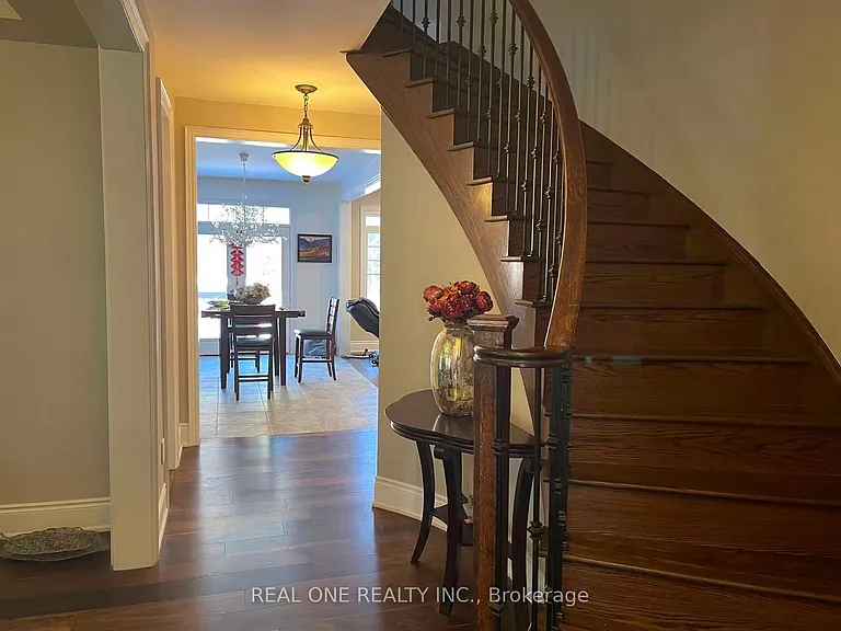 82 Warren McBride Cres — Photo 4