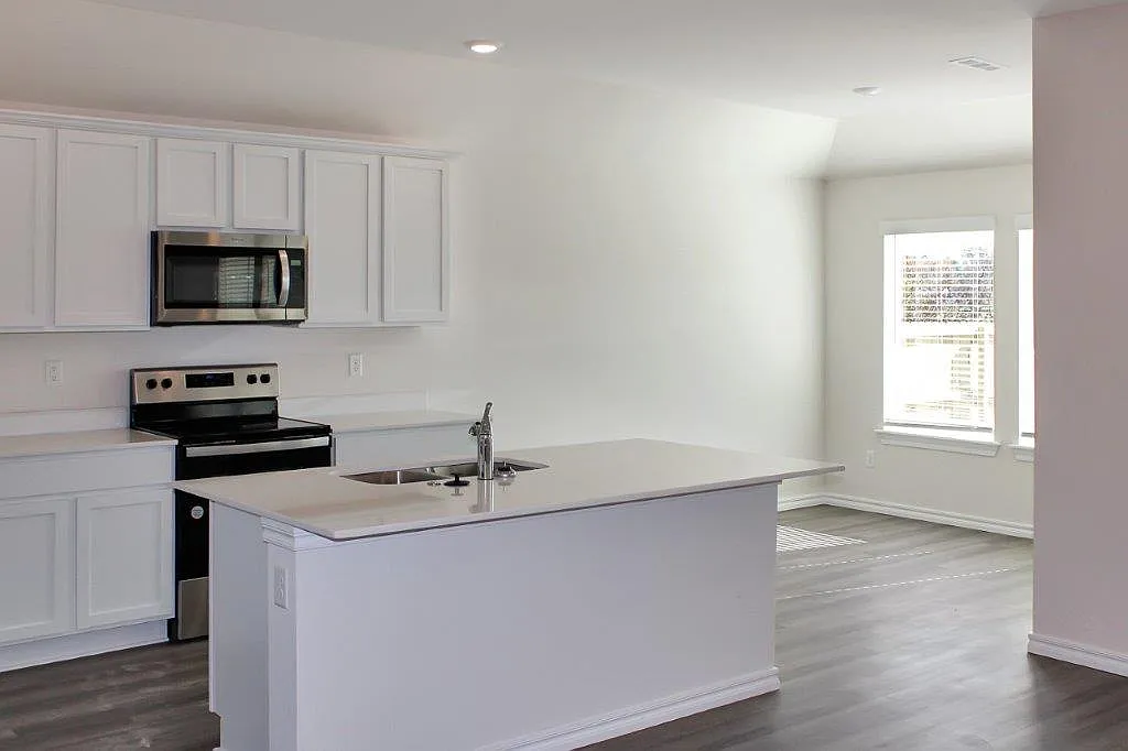 106 NW Pinwheel St — Photo 3