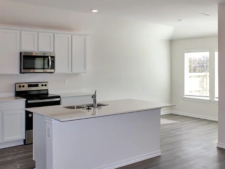 106 NW Pinwheel St — Photo 3