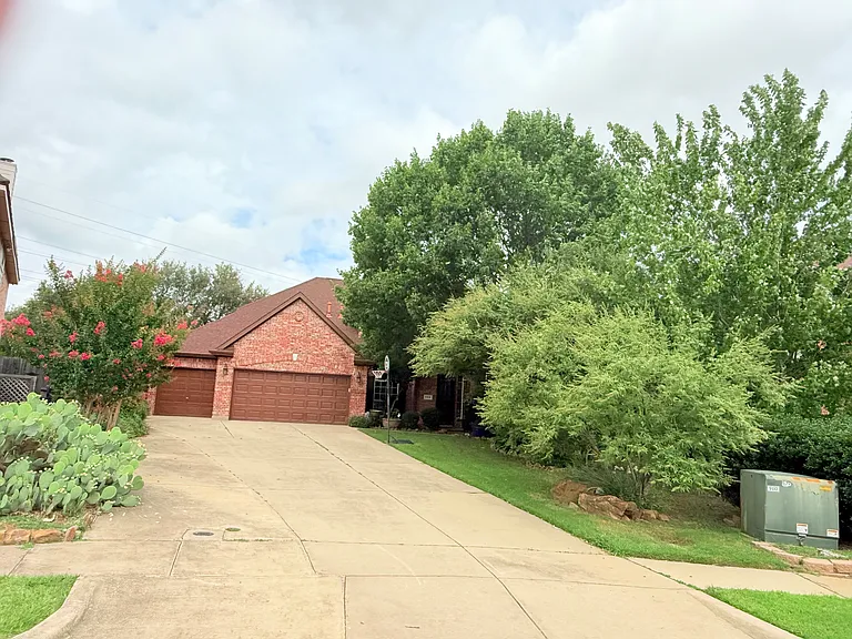 525 Abbey Ct — Photo 2