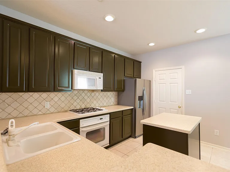 7907 Glenn Cliff Dr — Photo 3