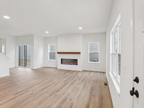 3rd image of 6674 Redpoll Road